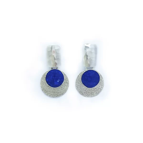 aros de plata con lapiz lazuli fondo blanco